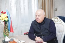 İcra başçısı əməliyyat olunan şəhid atasını ziyarət edib (FOTO)