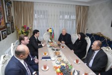 İcra başçısı əməliyyat olunan şəhid atasını ziyarət edib (FOTO)