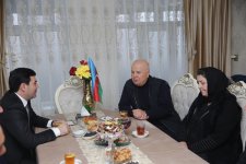 İcra başçısı əməliyyat olunan şəhid atasını ziyarət edib (FOTO)