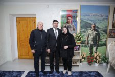 İcra başçısı əməliyyat olunan şəhid atasını ziyarət edib (FOTO)