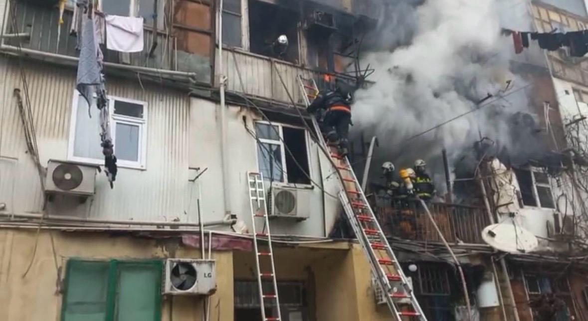 Binəqədidə binada baş verən yanğın söndürülüb (FOTO) (YENİLƏNİB)