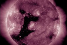 Günəşdə müəmmalı nəhəng dəlik əmələ gəlib (FOTO)