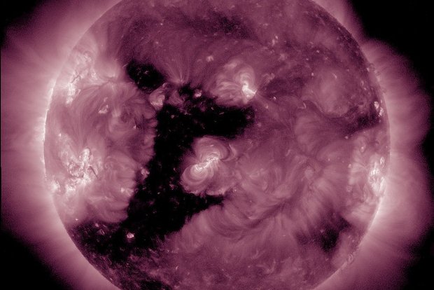 Günəşdə müəmmalı nəhəng dəlik əmələ gəlib (FOTO)