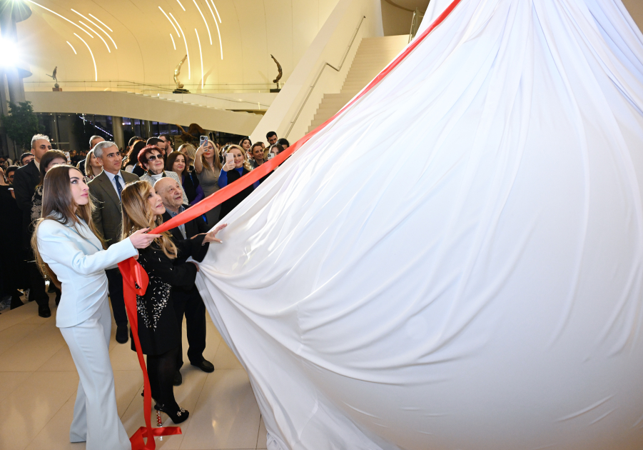 Heydər Əliyev Mərkəzində Kerol Förmenin sərgisinin açılışı olub (FOTO)