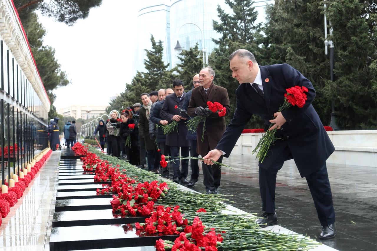 Səhiyyə Nazirliyinin rəhbərliyi və kollektivi 20 Yanvar şəhidlərinin xatirəsini yad edib (FOTO)