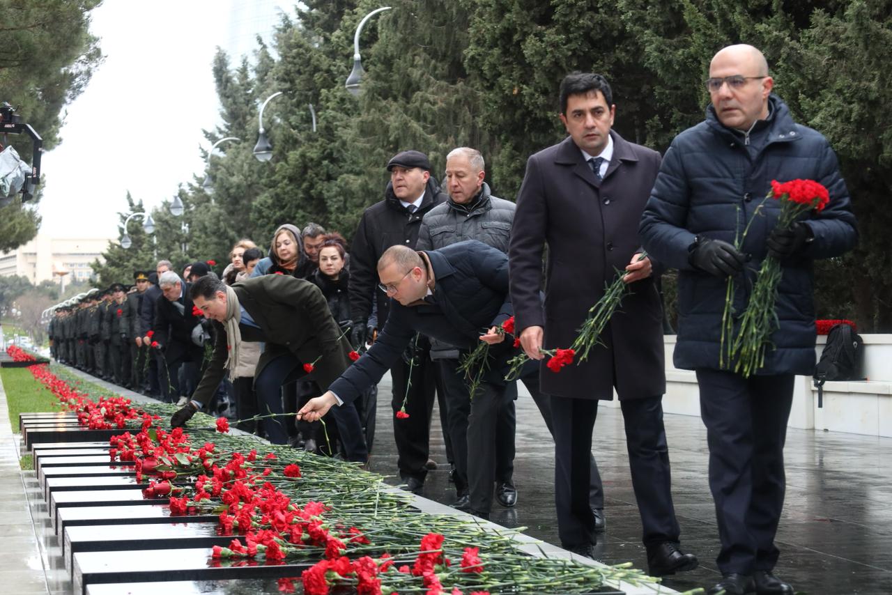 Səhiyyə Nazirliyinin rəhbərliyi və kollektivi 20 Yanvar şəhidlərinin xatirəsini yad edib (FOTO)