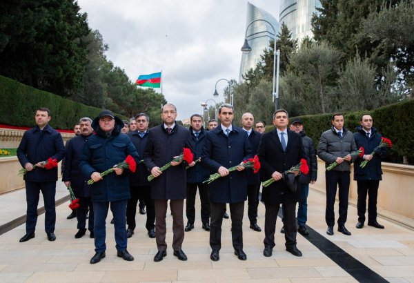 ADY rəhbərliyi Ümumxalq Hüzn Günü ilə əlaqədar Şəhidlər xiyabanını ziyarət edib (FOTO)