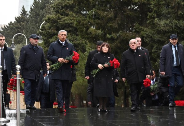 Dövlət və hökumət rəsmiləri Şəhidlər xiyabanını ziyarət ediblər (FOTO)