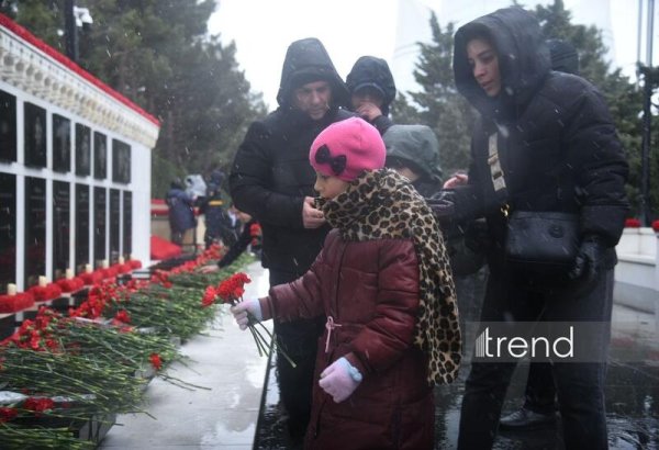 Azərbaycan xalqı 20 Yanvar faciəsi qurbanlarının əziz xatirəsini yad edib (FOTO) (YENİLƏNİB)