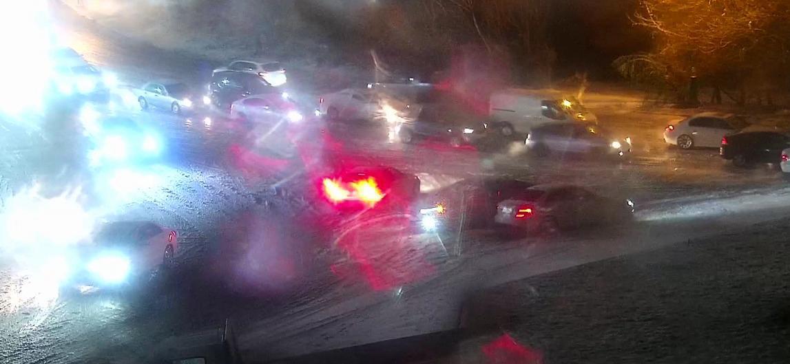 Bakıda qarlı hava səbəbindən bu küçələrdə nəqliyyatın hərəkəti çətinləşdi (FOTO)