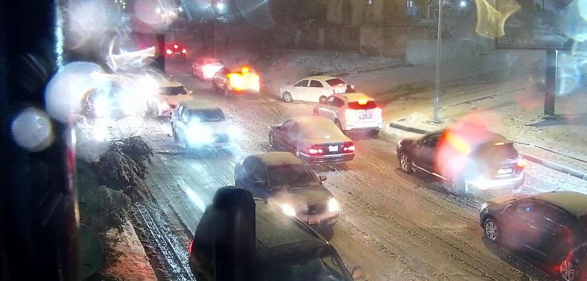 Bakıda qarlı hava səbəbindən bu küçələrdə nəqliyyatın hərəkəti çətinləşdi (FOTO)