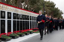 ADY rəhbərliyi Ümumxalq Hüzn Günü ilə əlaqədar Şəhidlər xiyabanını ziyarət edib (FOTO)