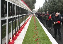 Dövlət və hökumət rəsmiləri Şəhidlər xiyabanını ziyarət ediblər (FOTO)