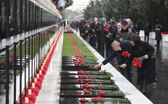 Dövlət və hökumət rəsmiləri Şəhidlər xiyabanını ziyarət ediblər (FOTO)