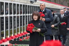 Dövlət və hökumət rəsmiləri Şəhidlər xiyabanını ziyarət ediblər (FOTO)