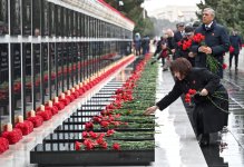 Dövlət və hökumət rəsmiləri Şəhidlər xiyabanını ziyarət ediblər (FOTO)