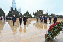 Dövlət və hökumət rəsmiləri Şəhidlər xiyabanını ziyarət ediblər (FOTO)