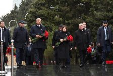 Dövlət və hökumət rəsmiləri Şəhidlər xiyabanını ziyarət ediblər (FOTO)