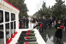 Dövlət və hökumət rəsmiləri Şəhidlər xiyabanını ziyarət ediblər (FOTO)
