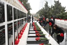 Dövlət və hökumət rəsmiləri Şəhidlər xiyabanını ziyarət ediblər (FOTO)