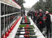 Dövlət və hökumət rəsmiləri Şəhidlər xiyabanını ziyarət ediblər (FOTO)