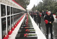 Dövlət və hökumət rəsmiləri Şəhidlər xiyabanını ziyarət ediblər (FOTO)
