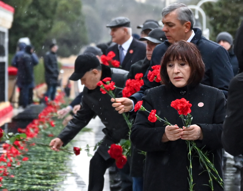 Dövlət və hökumət rəsmiləri Şəhidlər xiyabanını ziyarət ediblər (FOTO)