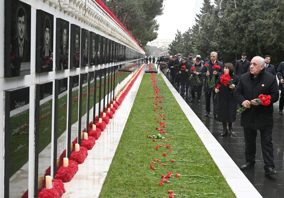 Dövlət və hökumət rəsmiləri Şəhidlər xiyabanını ziyarət ediblər (FOTO)