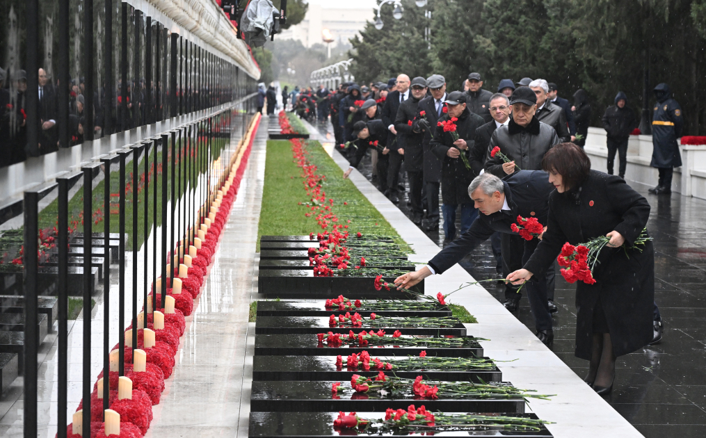 Dövlət və hökumət rəsmiləri Şəhidlər xiyabanını ziyarət ediblər (FOTO)