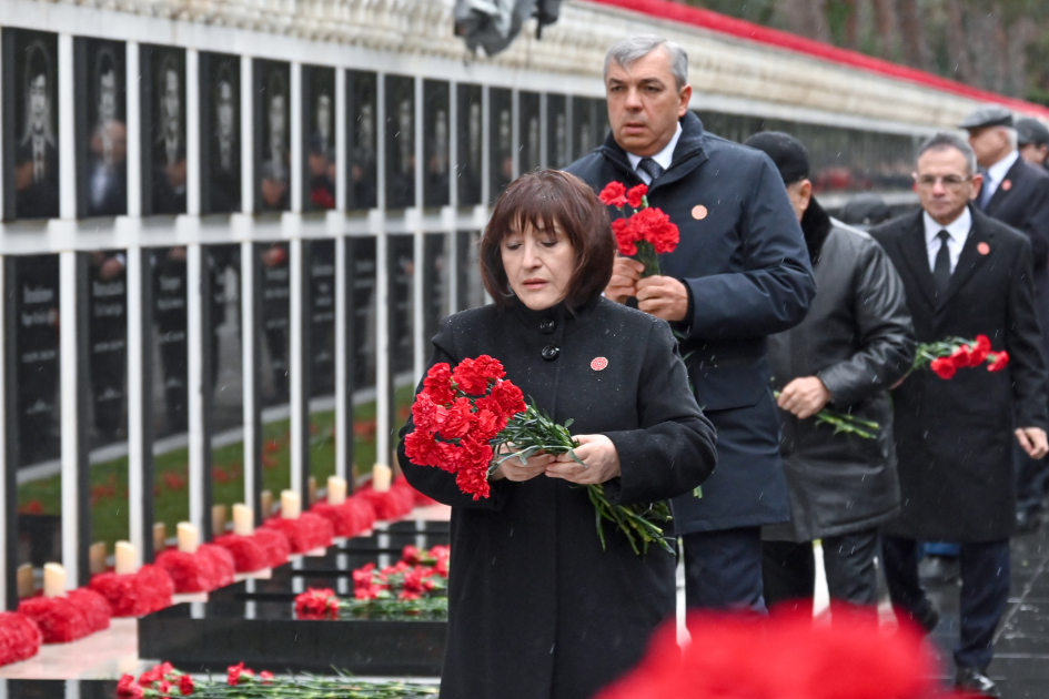 Dövlət və hökumət rəsmiləri Şəhidlər xiyabanını ziyarət ediblər (FOTO)