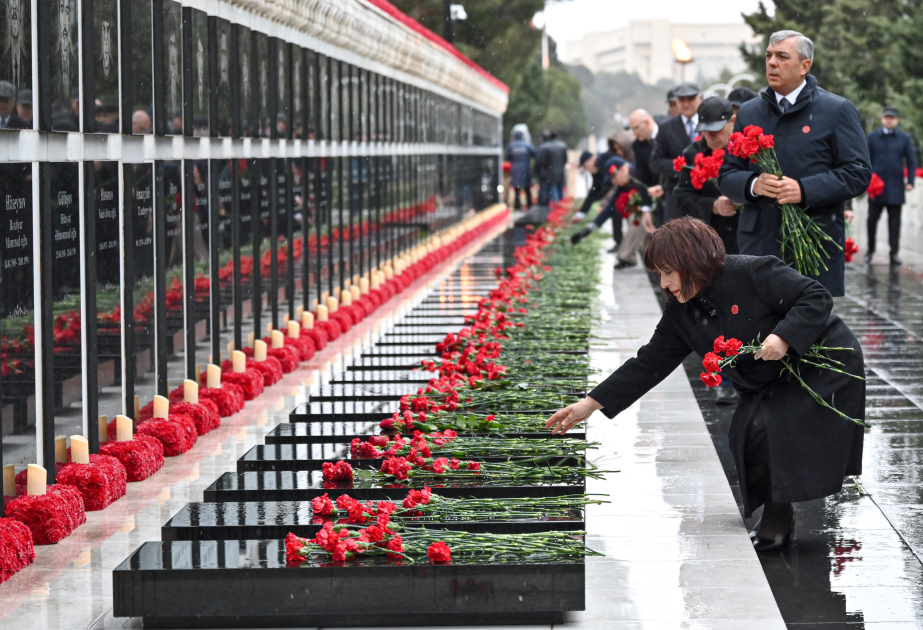 Dövlət və hökumət rəsmiləri Şəhidlər xiyabanını ziyarət ediblər (FOTO)