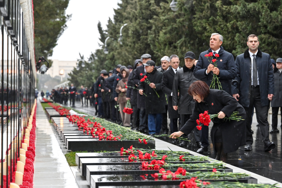 Dövlət və hökumət rəsmiləri Şəhidlər xiyabanını ziyarət ediblər (FOTO)