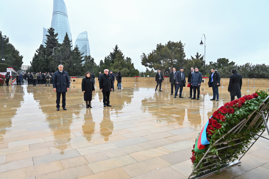 Dövlət və hökumət rəsmiləri Şəhidlər xiyabanını ziyarət ediblər (FOTO)
