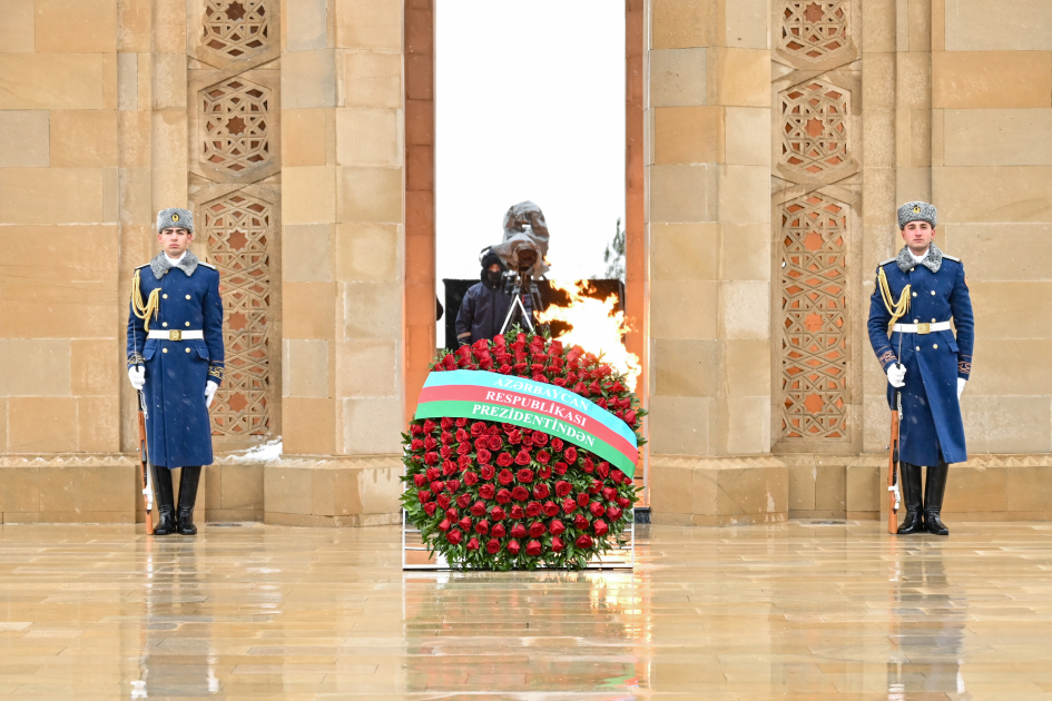 Dövlət və hökumət rəsmiləri Şəhidlər xiyabanını ziyarət ediblər (FOTO)