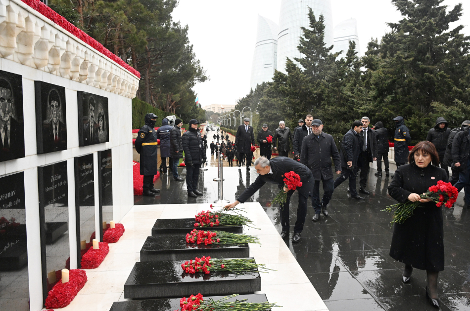 Dövlət və hökumət rəsmiləri Şəhidlər xiyabanını ziyarət ediblər (FOTO)