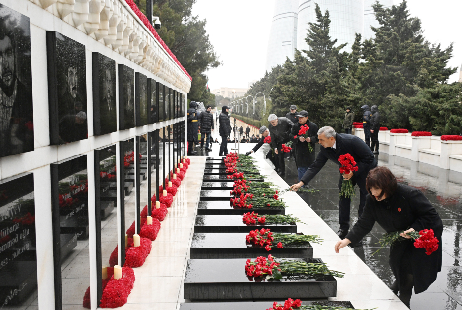 Dövlət və hökumət rəsmiləri Şəhidlər xiyabanını ziyarət ediblər (FOTO)