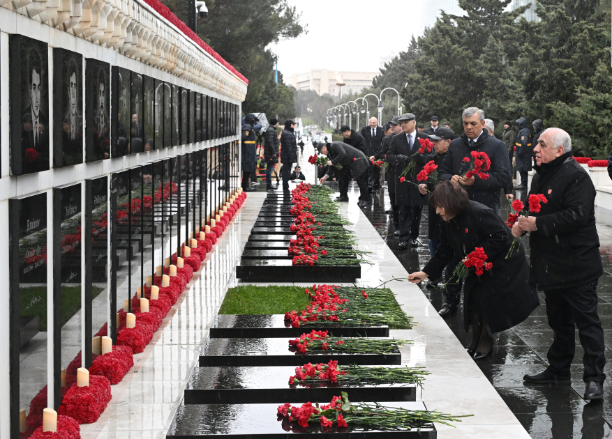 Dövlət və hökumət rəsmiləri Şəhidlər xiyabanını ziyarət ediblər (FOTO)