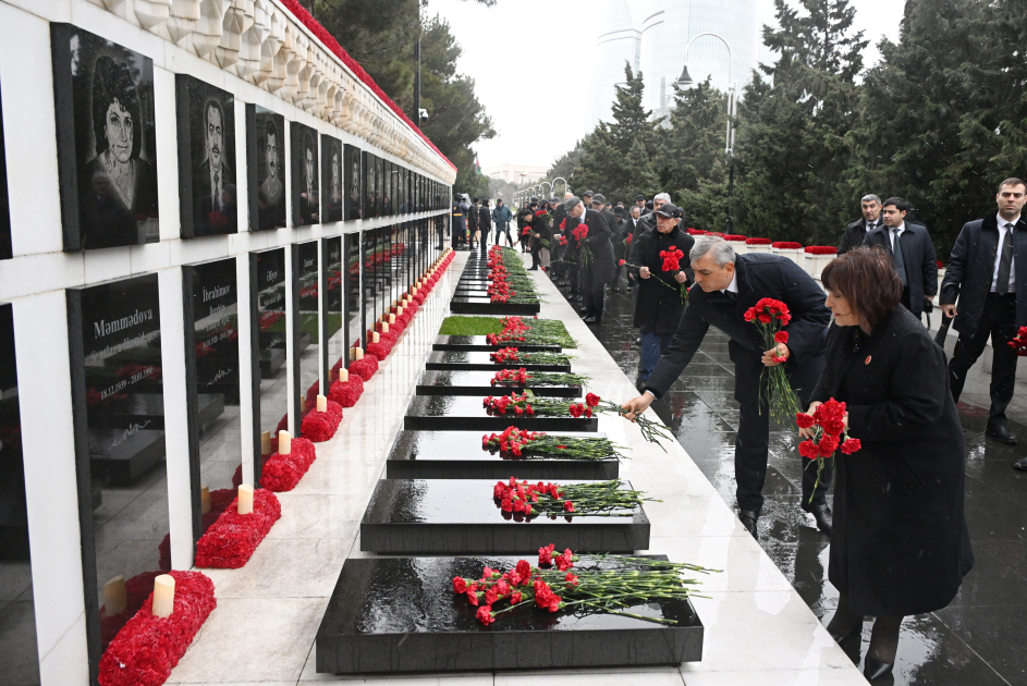 Dövlət və hökumət rəsmiləri Şəhidlər xiyabanını ziyarət ediblər (FOTO)