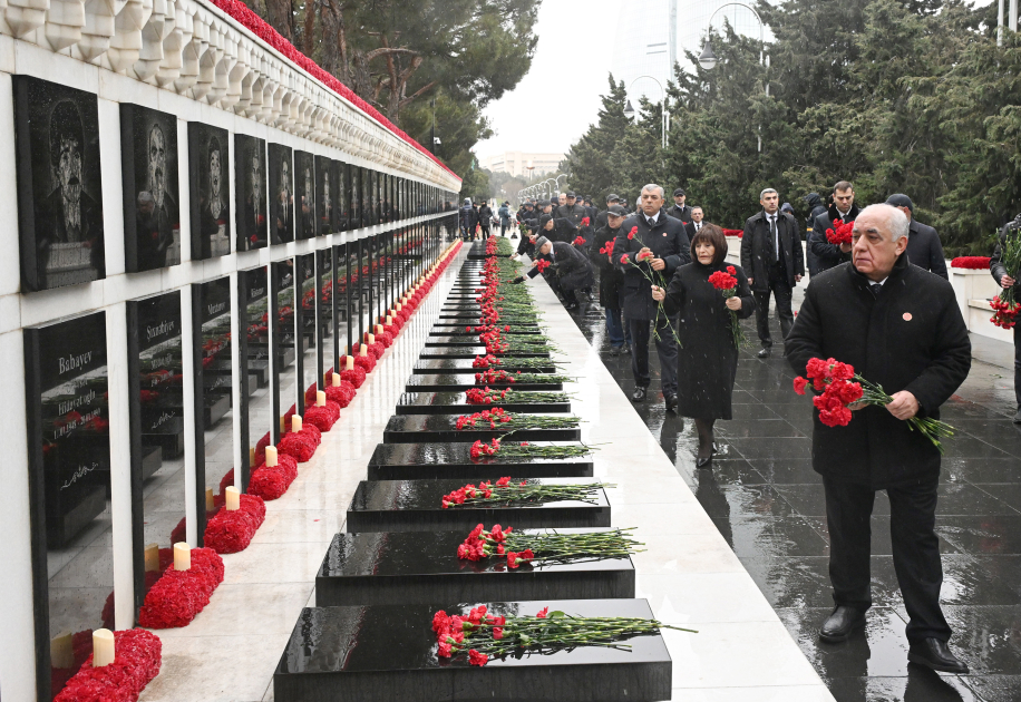 Dövlət və hökumət rəsmiləri Şəhidlər xiyabanını ziyarət ediblər (FOTO)