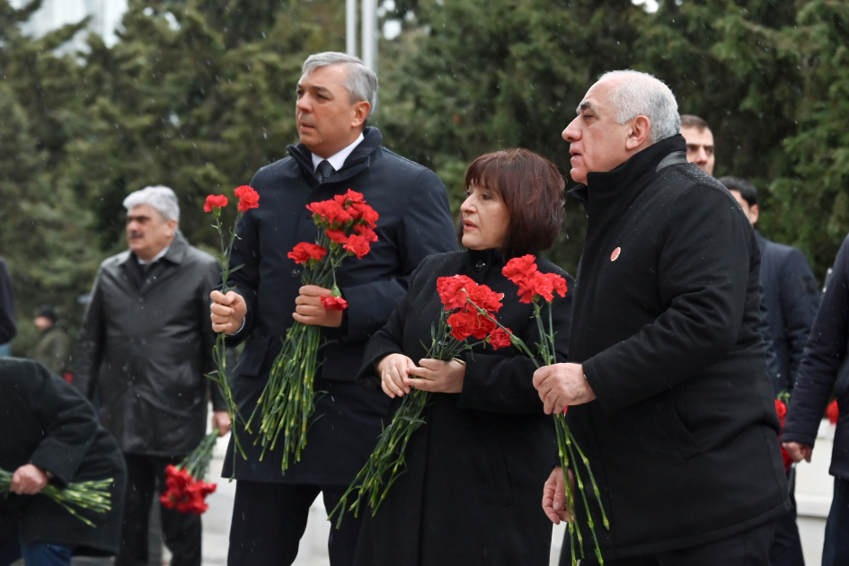 Dövlət və hökumət rəsmiləri Şəhidlər xiyabanını ziyarət ediblər (FOTO)