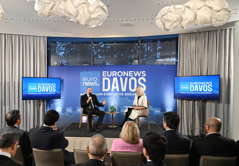 Prezident İlham Əliyev Davosda “Azərbaycan rəhbərliyi ilə səhər yeməyi” adlı tədbirdə iştirak edib (FOTO)