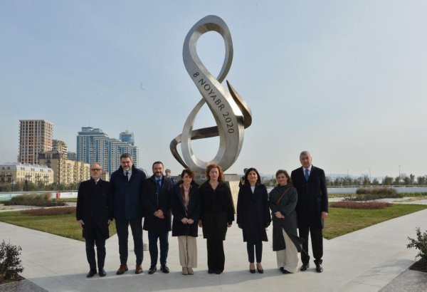 İspaniya Deputatlar Konqresinin spikeri Fəxri xiyabanı və Zəfər parkını ziyarət edib (FOTO)