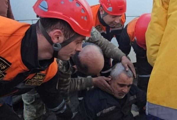 Avtobusun altında köməksiz qalan şəxs xilas edildi (FOTO/VİDEO)