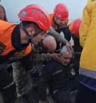 Avtobusun altında köməksiz qalan şəxs xilas edildi (FOTO/VİDEO)