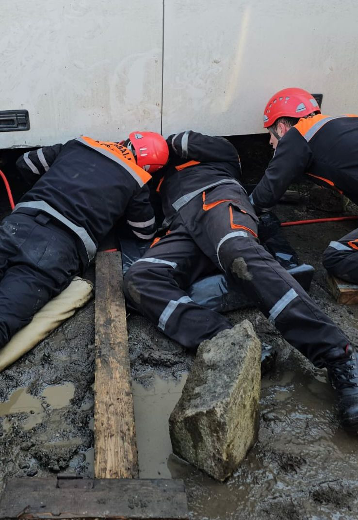 Avtobusun altında köməksiz qalan şəxs xilas edildi (FOTO/VİDEO)