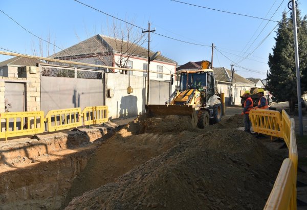 Paytaxtın bu ərazilərində üzərində evlər tikilən su xətləri yenilənir (FOTO)