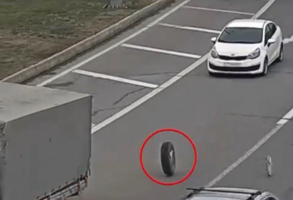 Heydər Əliyev prospekti ilə hərəkətdə olan yük avtomobilinin təkərləri yerindən çıxdı (VİDEO)