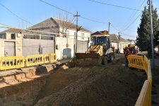 Paytaxtın bu ərazilərində üzərində evlər tikilən su xətləri yenilənir (FOTO)