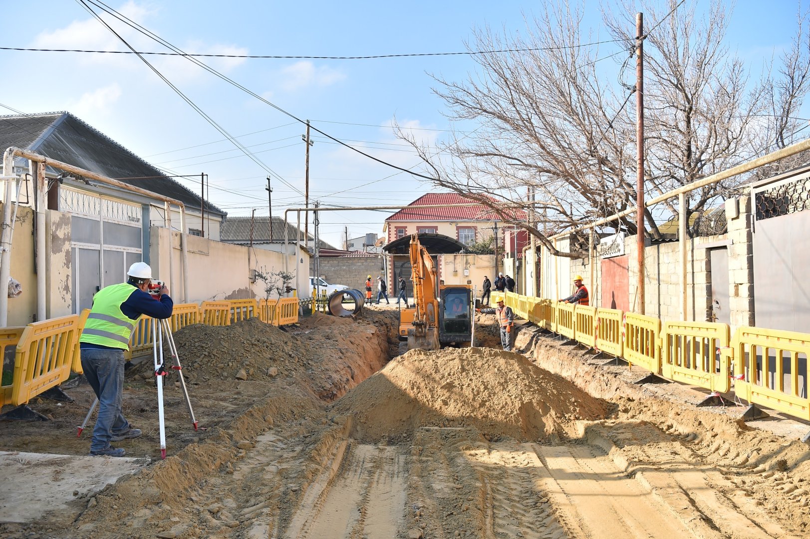 Paytaxtın bu ərazilərində üzərində evlər tikilən su xətləri yenilənir (FOTO)
