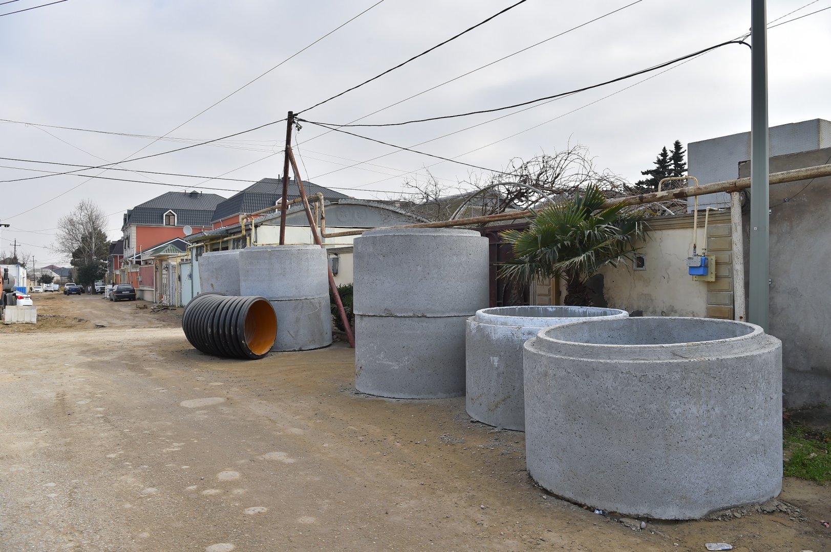 Paytaxtın bu ərazilərində üzərində evlər tikilən su xətləri yenilənir (FOTO)